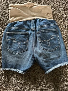 nwot indigo Blue maternity short size medium, distressed look